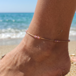 Bracelet de cheville tourmalines naturelles, cordon et perles en goldfilled porté