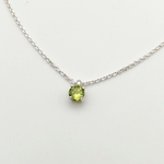 Collier en argent 925 avec pendentif solitaire péridot vert lumineux serti 4 griffes sur chaîne forçat diamantée