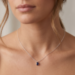 Collier saphir ovale serti 4 griffes en argent porté