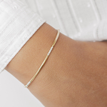 Bracelet jonc Louxor artisanal en or laminé 14 K (goldfilled) et argent porté