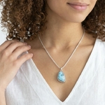 pendentif larimar république dominicaine en argent avec chaine épi argent porté 2
