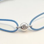 Bracelet diamant sur cordon sur fond blanc (2)