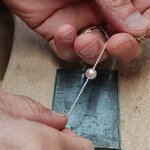 Collier rondo en fabrication avec une chaine argent 925 et une perle deau douce