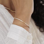 Bracelet jonc Louxor artisanal en argent et or laminé 14K (goldfilled) porté au poignet