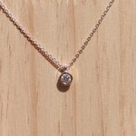 Collier diamant serti clos sur presentoir details
