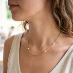 collier perle et pierre precieuses emeraudes porté