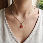 Collier cornaline serti clos en argent 925 porté autour du cou