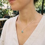 Collier turquoise de Kingman (Arizona) serti clos porté autour du cou