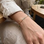Bracelet jonc louxor en pierres precieuses et goldfilled avec pierres precieuses emeraude
