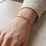 Bracelet jonc louxor en pierres precieuses, rubis et goldfilled porté au poignet