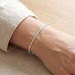 Bracelet jonc louxor en argent et emeraude precieuse porté au poignet
