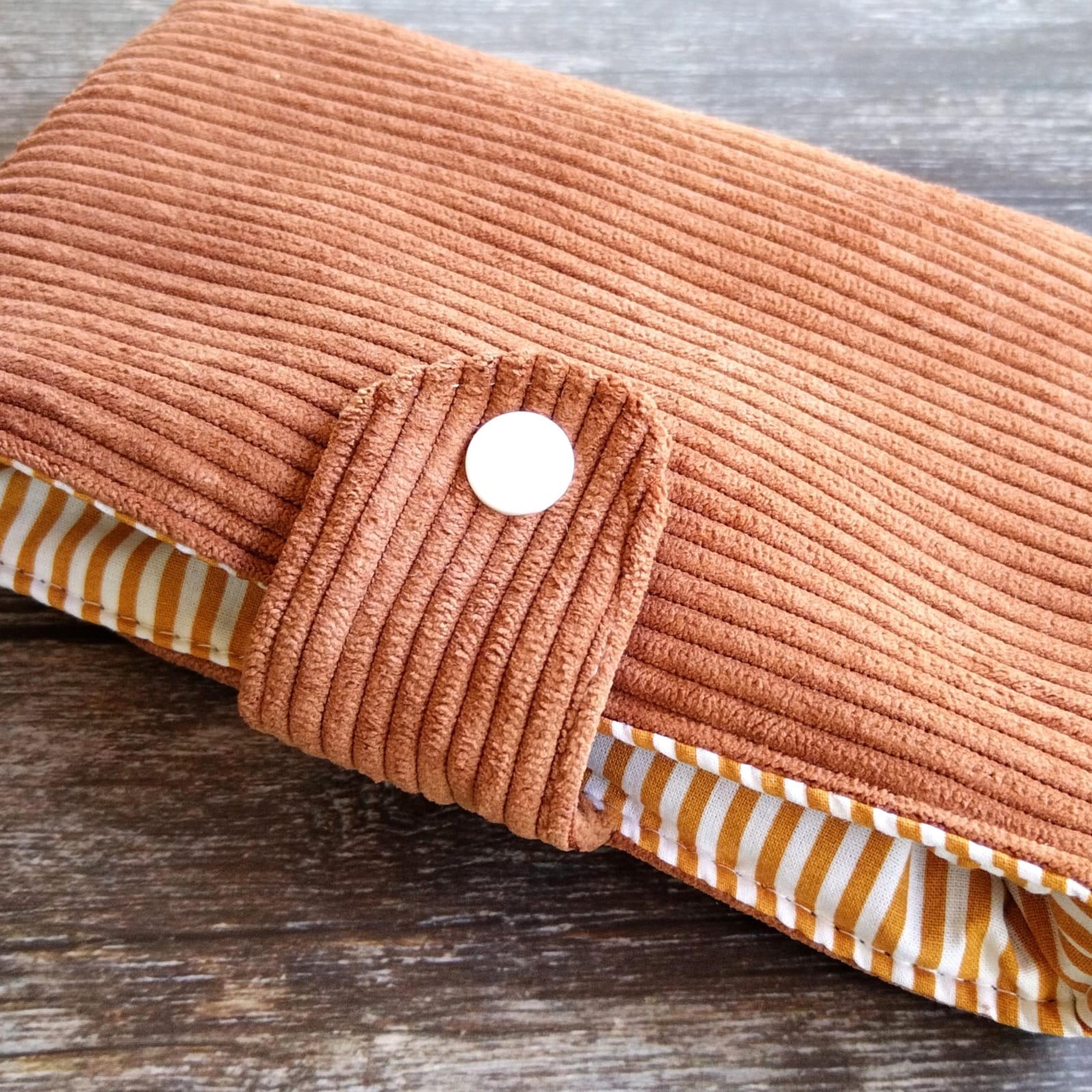 Housse livre de poche velours caramel ligné caramel