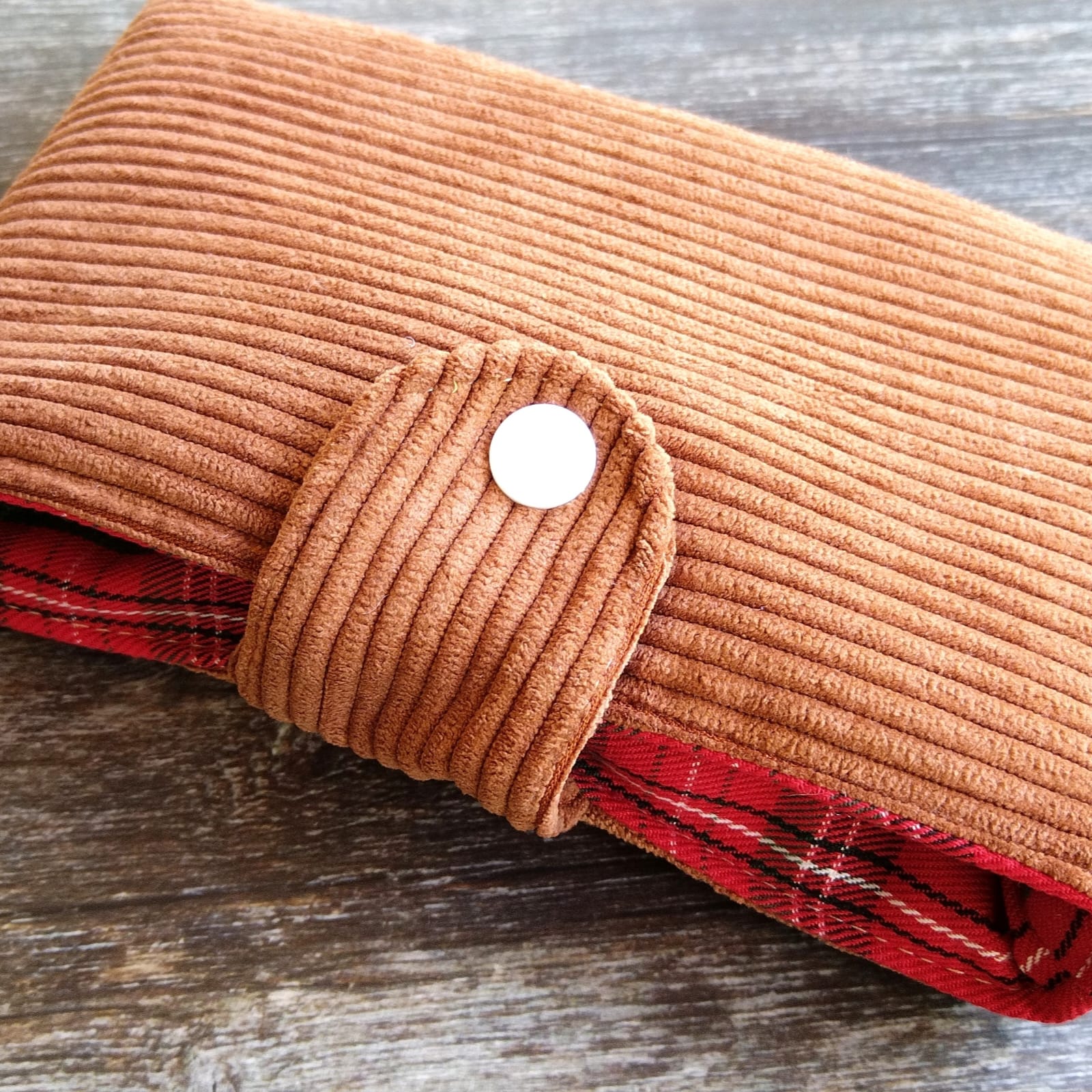 Housse livre de poche velours caramel tartan rouge