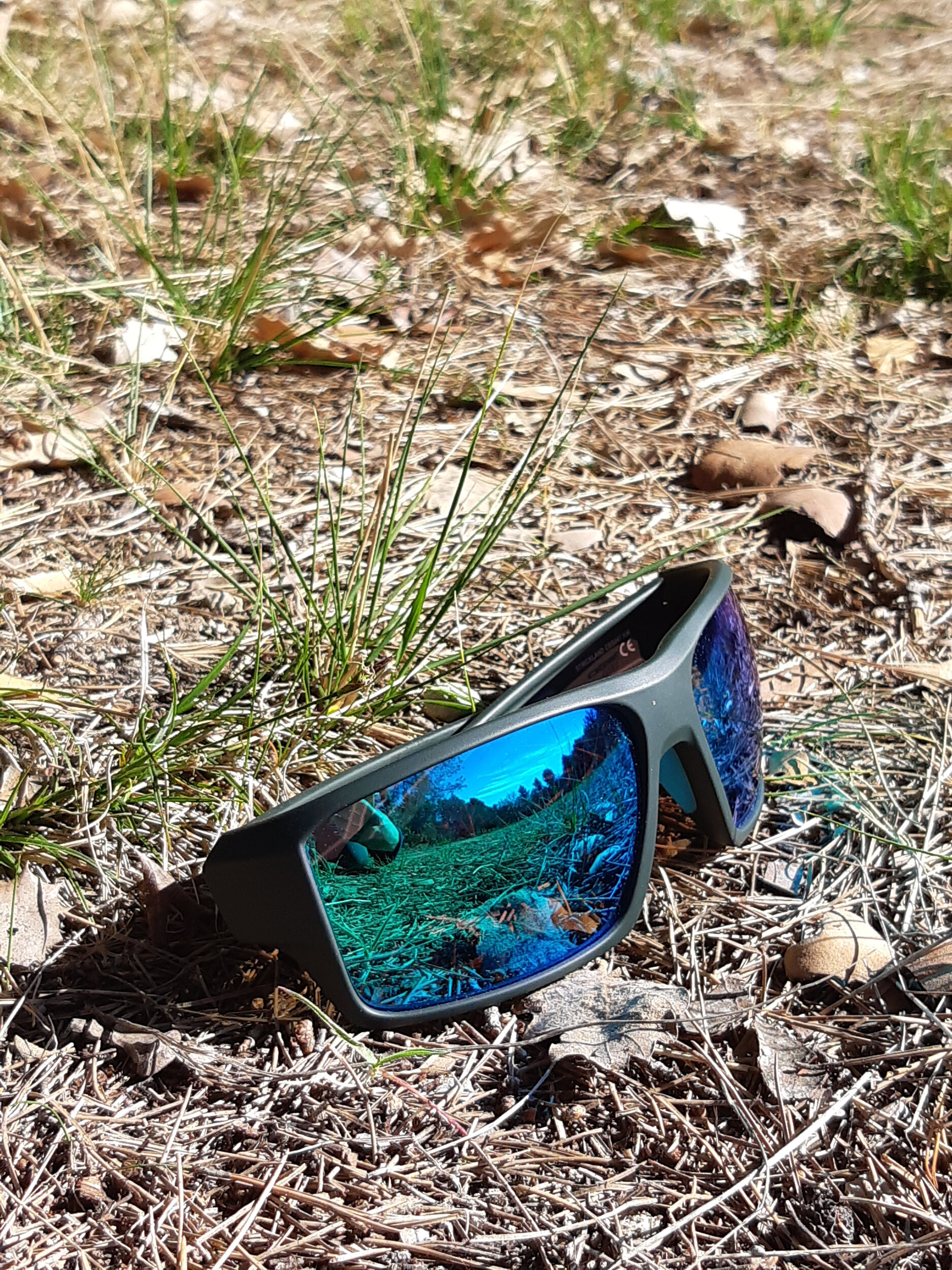 Lunettes de vélo perdues, posées par terre sur le sentier