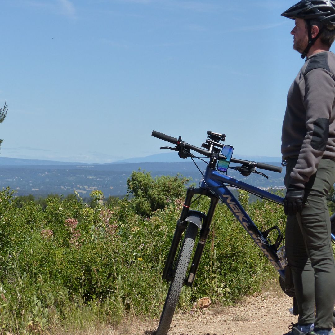 Pause au sommet d'une montée en VTT avec le porte-lunettes KOLOLULU