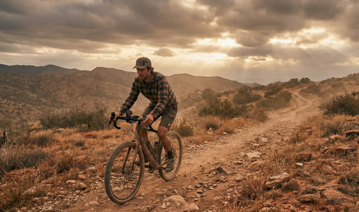 cycliste fasant du gravel dans un desert