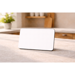 Magnet blanc sur un comptoir beige (1)