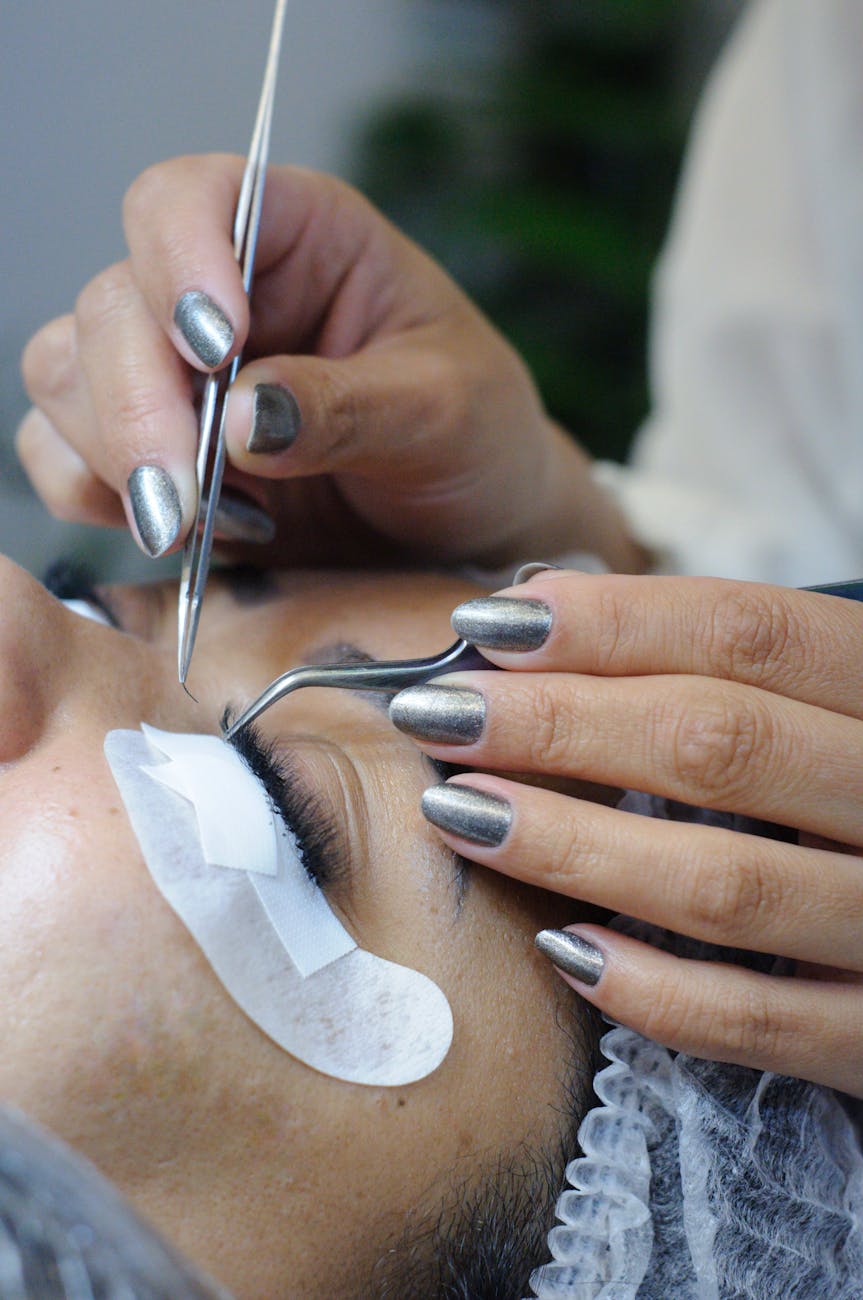 gros plan d une procedure d extension de cils professionnelle dans un salon de beaute