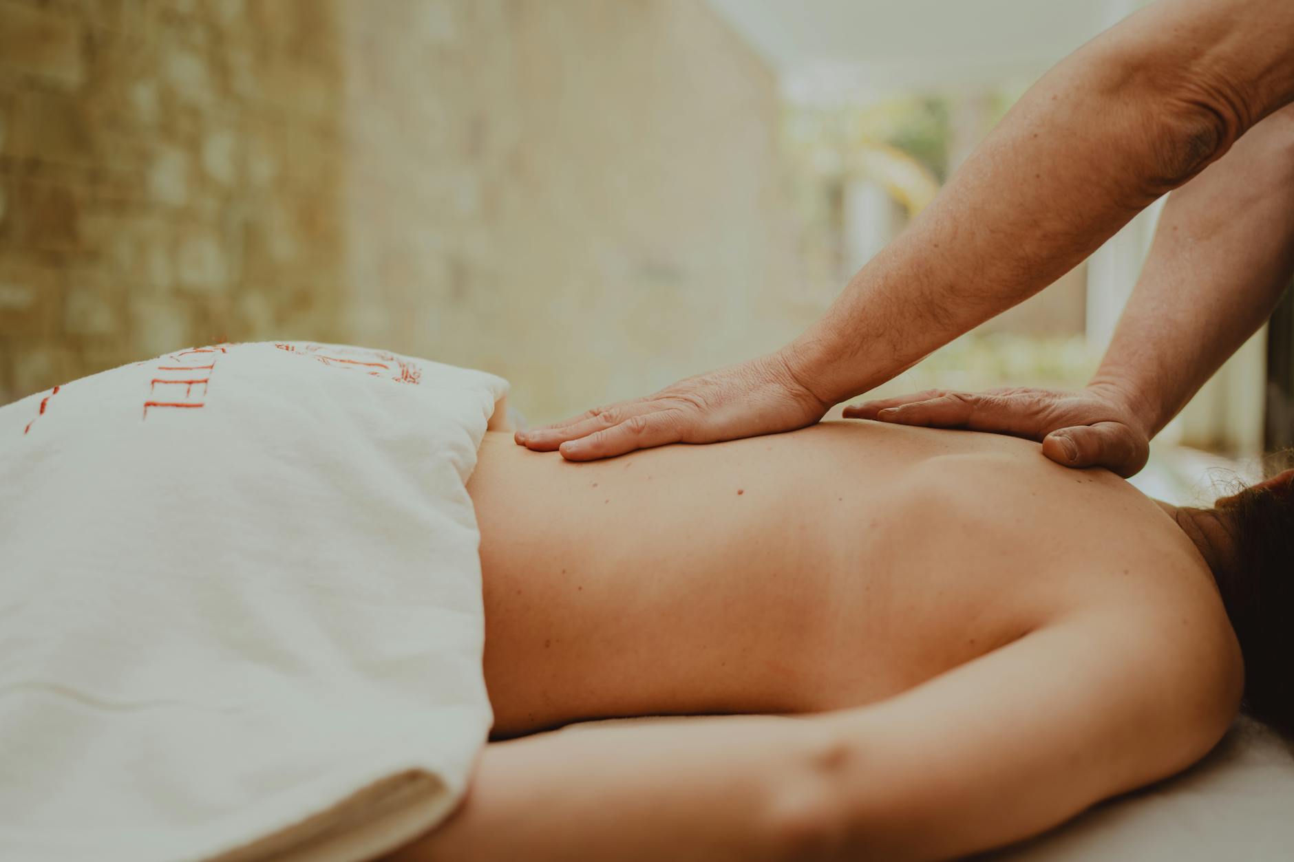 une seance de massotherapie apaisante dans un cadre spa tranquille axe sur la relaxation et le bien etre