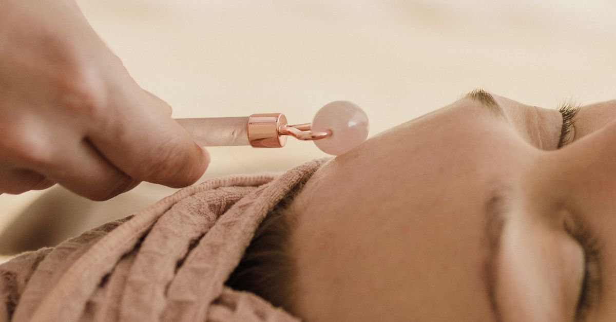 gros plan sur un massage au rouleau en jade lors d un soin du visage favorisant la relaxation et les soins de la peau