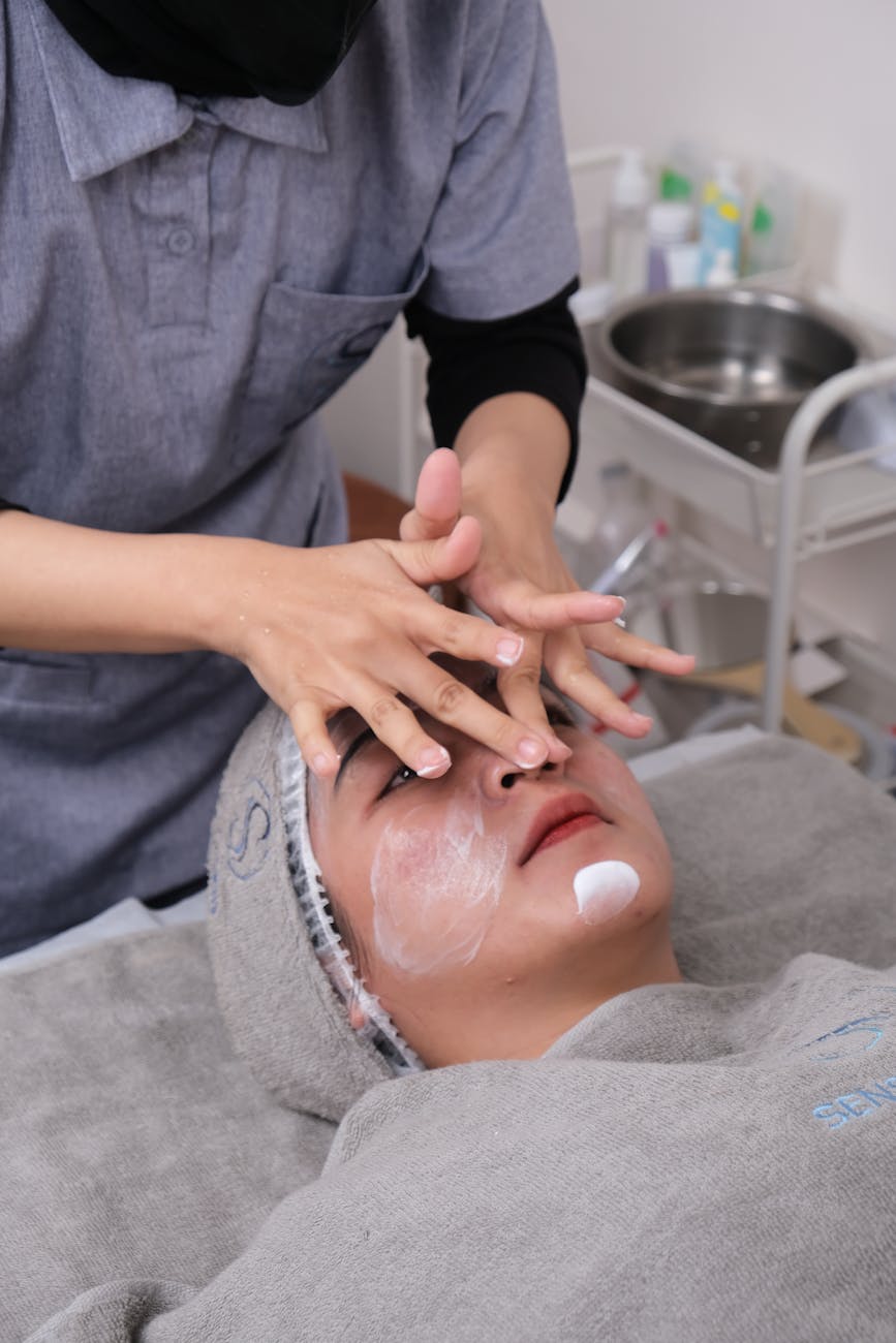 gros plan d une personne recevant un soin du visage dans un spa mettant en evidence sa routine de soins de la peau