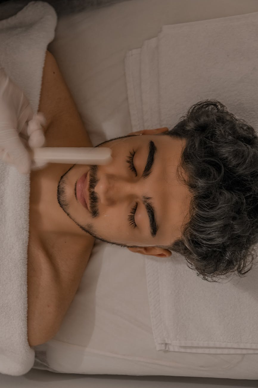 homme allonge sur une serviette blanche