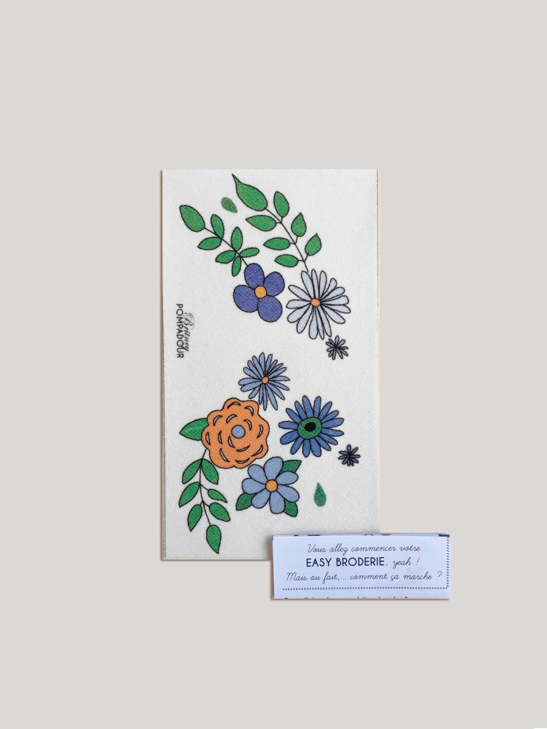 motifs-a-broder-floral-bleu-motif-d-epaule