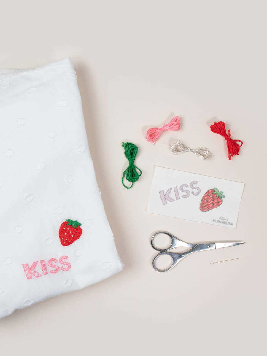 kit-de-broderie-fraise-kiss-display