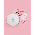 kit-de-broderie-camille-feveile-la-femme-au-chapeau