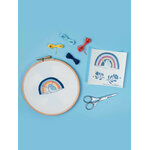 kit-de-broderie-lisa-junius-femme-arc-en-ciel