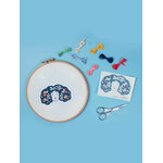kit-de-broderie-lisa-junius-femme-aux-oiseaux