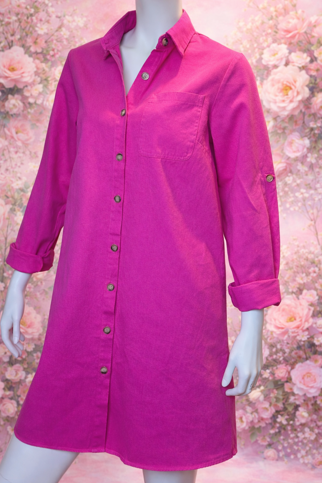 Robe rose sur fond floral pastel