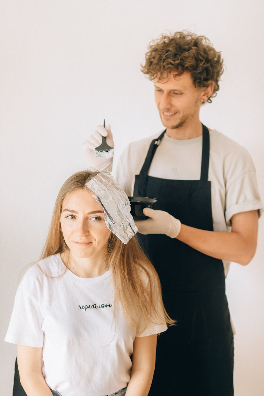 photos gratuites de application de couleur de cheveux artiste de cheveux beaute