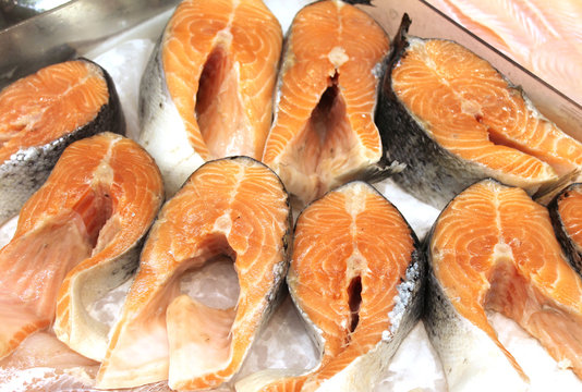 Saumon frais en caisse au prix de 9 € le kg