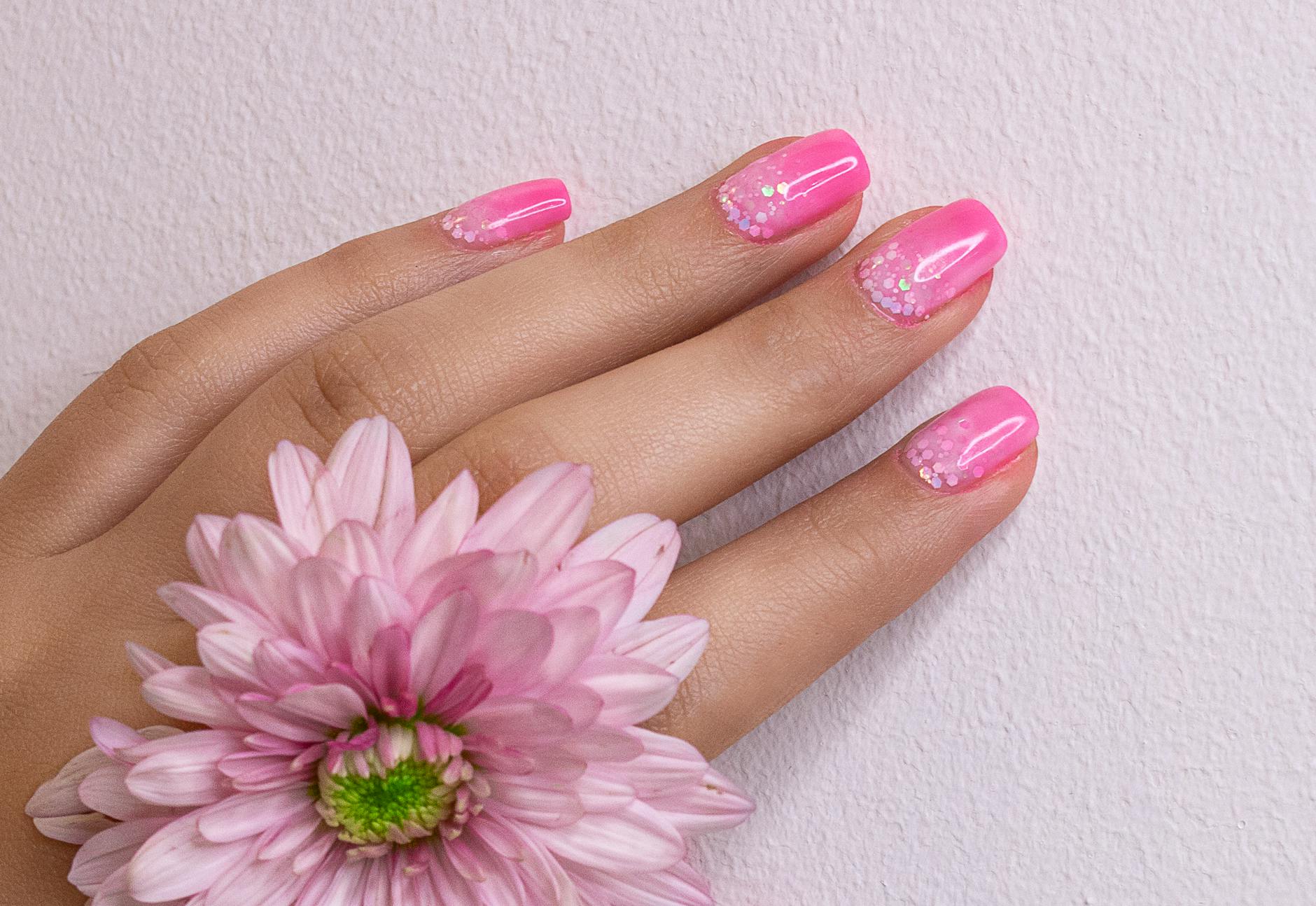manucure fleur rose et femme