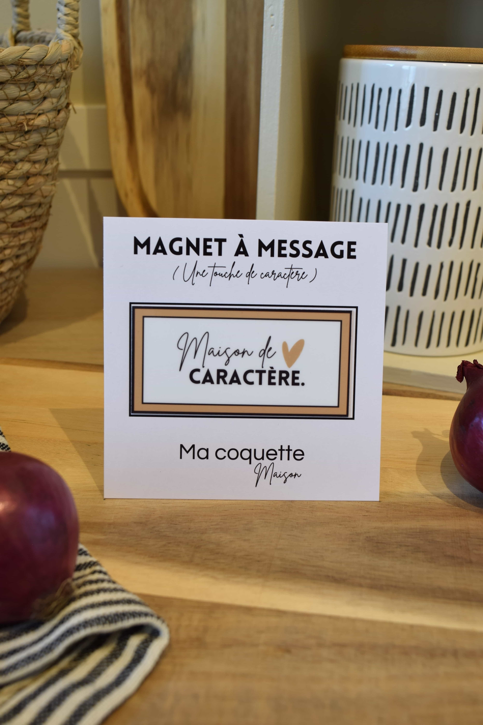 Magnet à frigo avec cadre beige et message : Maison de caractère