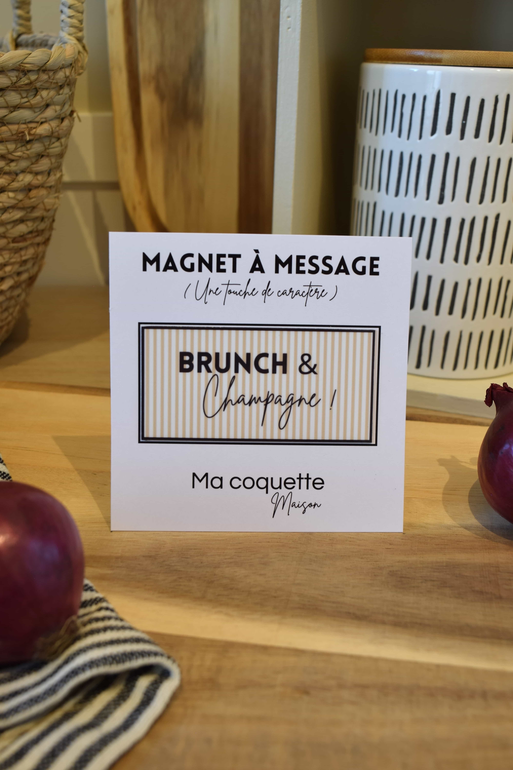 Magnet à frigo avec fond rayé blanc et beige et message : Brunch et Champagne