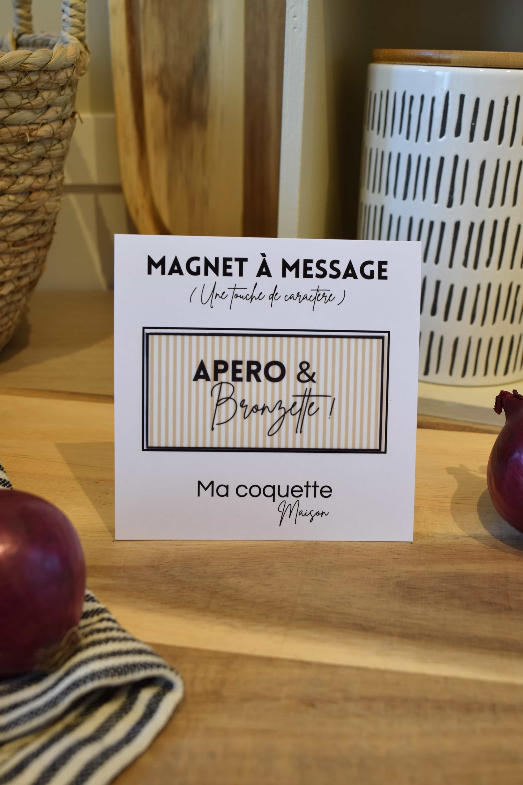 Magnet à frigo avec fond rayé blanc et beige et message : Apéro