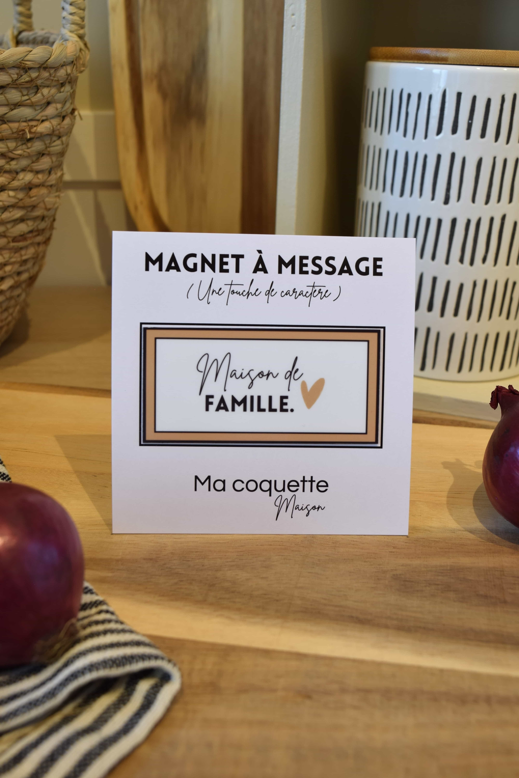 Magnet à frigo avec cadre beige et message : Maison de Famille