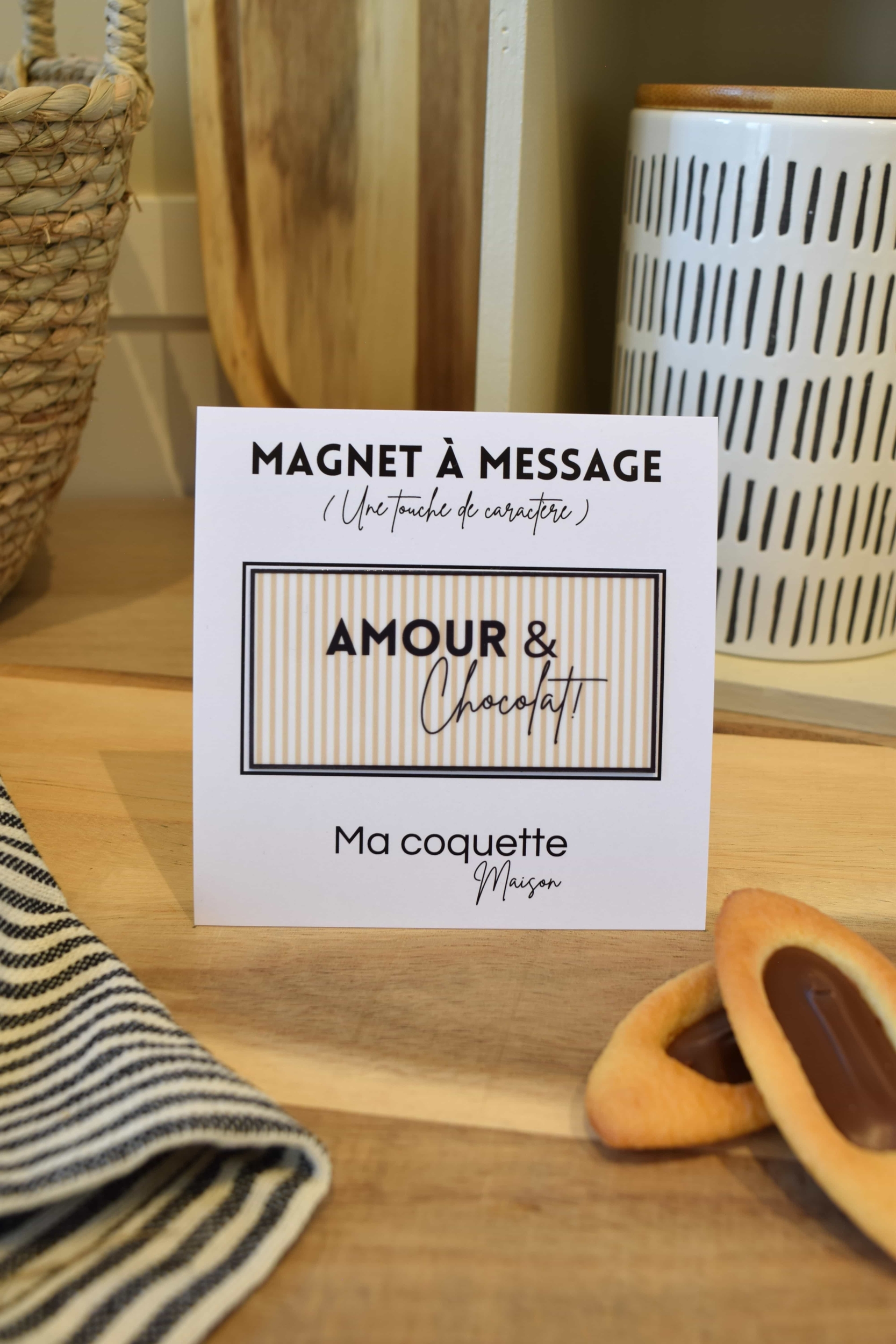 Magnet à frigo avec fond rayé beige et blanc et message : Amour