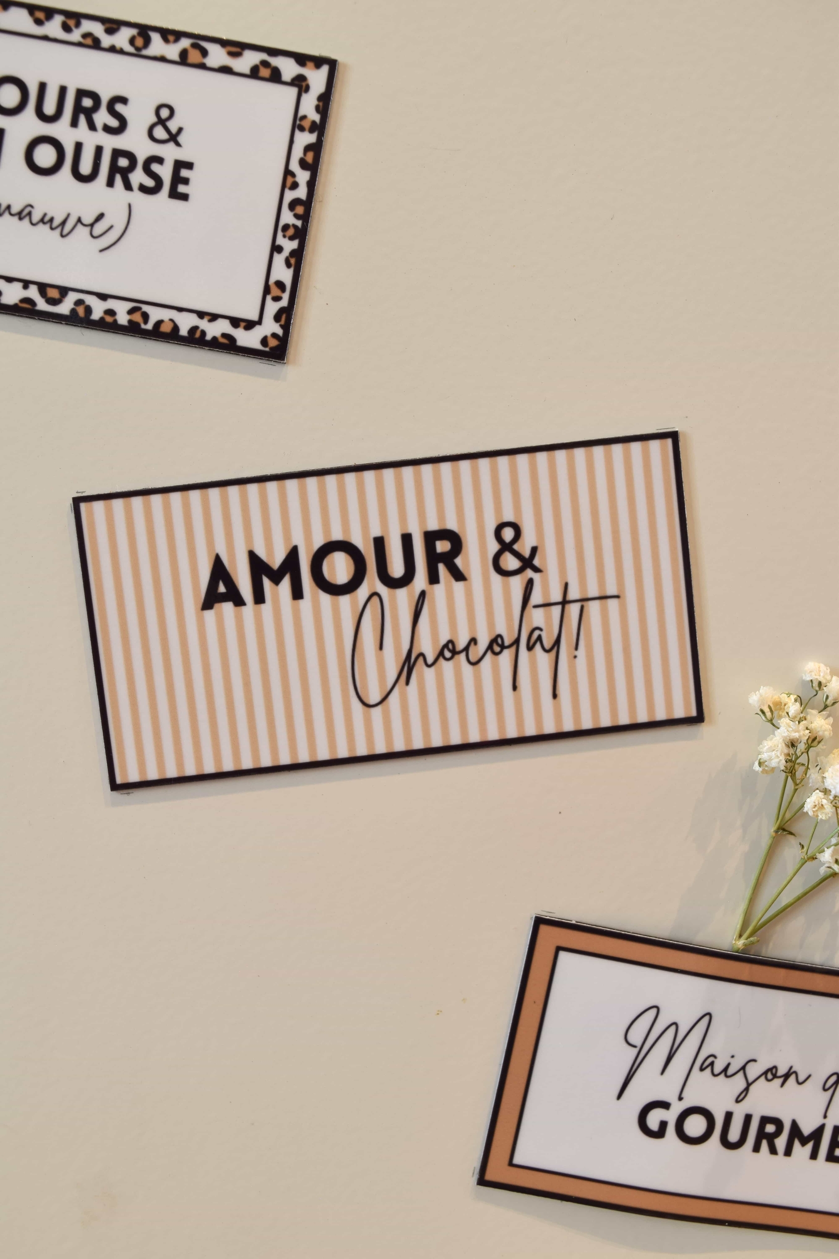 Magnet à frigo avec fond rayé beige et blanc et message : Amour