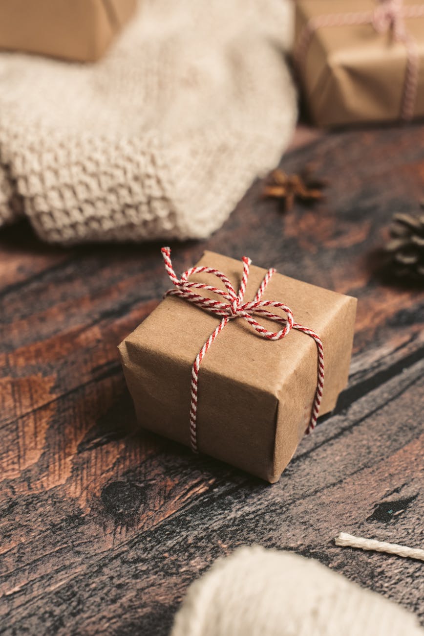 coffret cadeau marron sur une table en bois