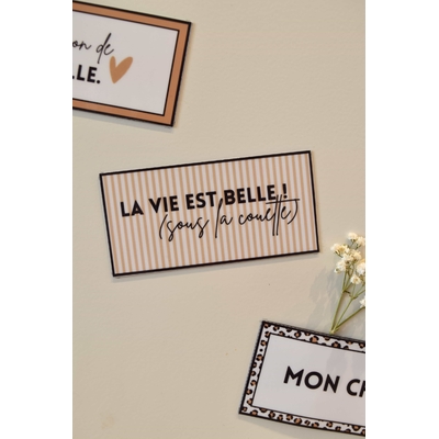 Magnet à frigo avec fond rayé blanc et beige et message : La vie est belle