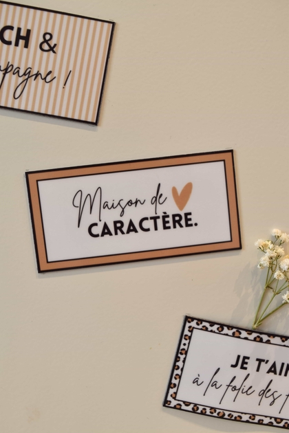 Magnet à frigo avec cadre beige et message : Maison de caractère