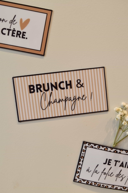 Magnet à frigo avec fond rayé blanc et beige et message : Brunch et Champagne