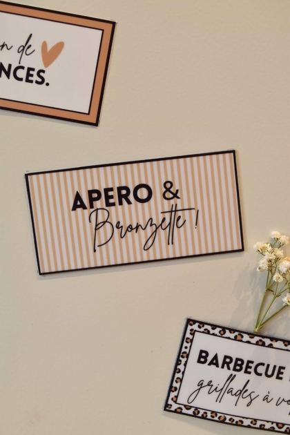 Magnet à frigo avec fond rayé blanc et beige et message : Apéro
