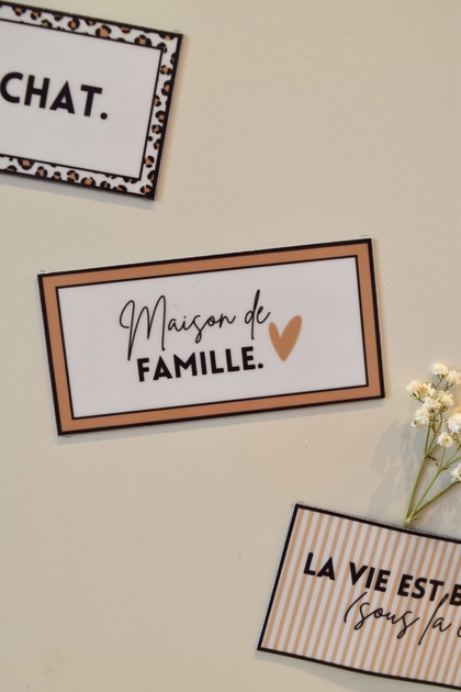 Magnet à frigo avec cadre beige et message : Maison de Famille