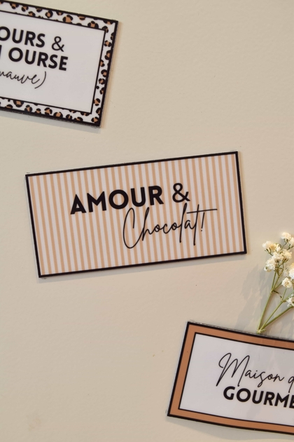 Magnet à frigo avec fond rayé beige et blanc et message : Amour