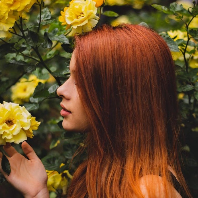 photo de femme tenant une fleur