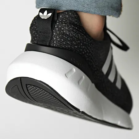 Chaussures running homme Adidas SWIFT RUN 22 Noir Blanc Gris moyen 2